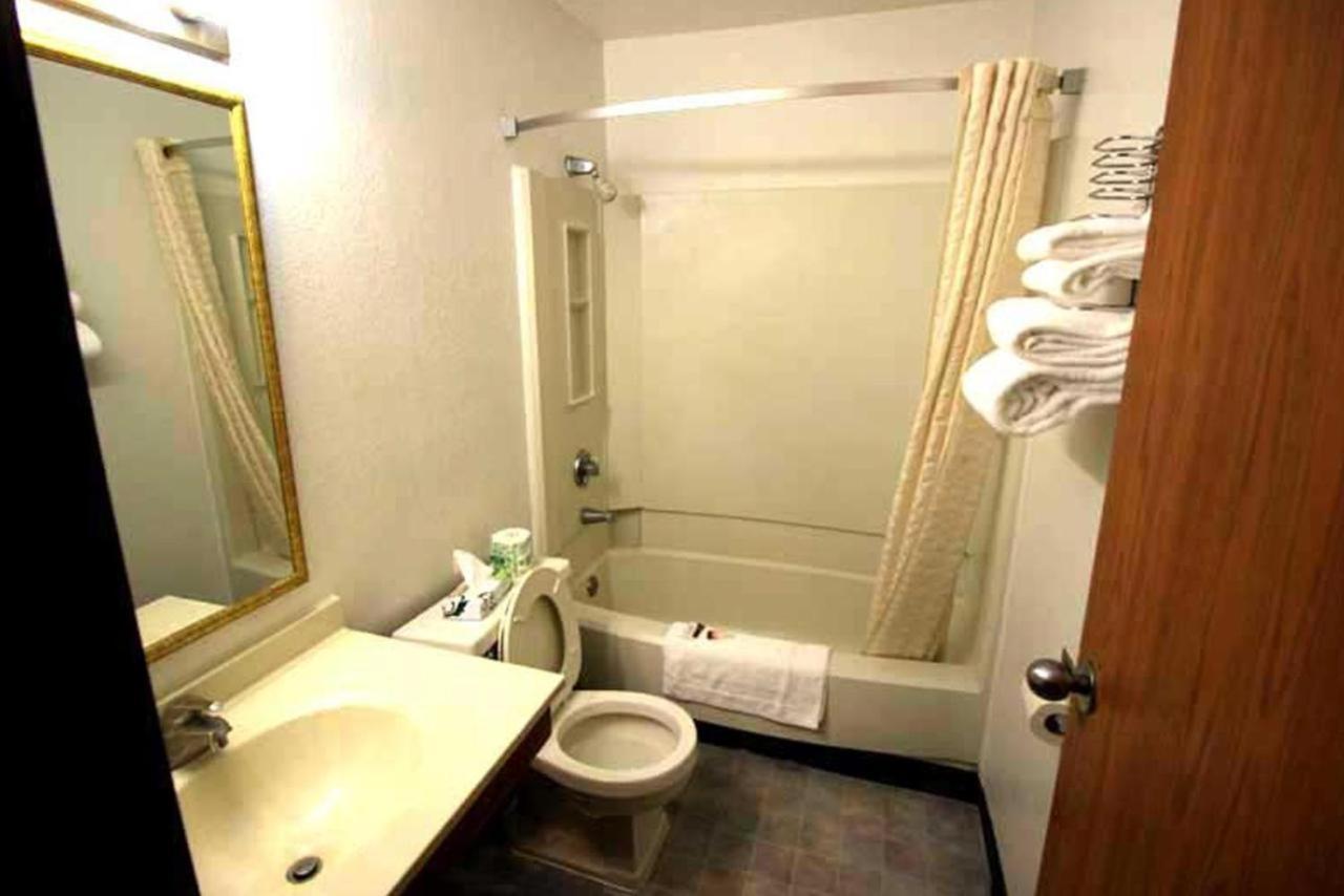 Norwood Inn Minneapolis Roseville Extérieur photo